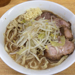 ラーメン二郎 - ラーメン 700円　麺半分・ヤサイ少なめ・ニンニク・カラメ