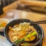 タムジャイ麻辣湯 - 米線（ミーシェン）はこんな感じです。小麦の麺と比べると個性は無いけど啜っても罪悪感は感じない麺でした。
