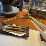 うなぎ いけだ - 一つ一つはこんな感じ。カリカリ、ホカホカ。
