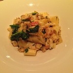 カーサ・デル・チーボ - セモリナ粉で作ったフェットゥッチェ 貝類のラグーと菜花