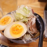 スミビトケムリ - もつ煮込み　450円　　煮卵　100円