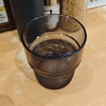 博多風龍 - ドリンク写真:その後は外で乾いた喉を水で潤しながら注文したラーメンが出来上がるのを待つことにします。