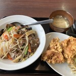 萬福苑 - 料理写真:野菜牛肉飯　＋　唐揚げ