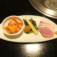 焼肉専科 肉の切り方 日本橋本店 - 前菜 四種盛り