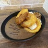 淡路島バーガー - 淡路島カレー（オニオンリング）。