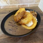 淡路島バーガー - 淡路島カレー（オニオンリング）。