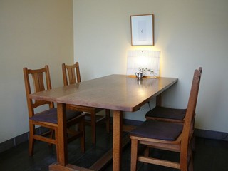 Shiori - 店内のとあるテーブル席＠2010/4