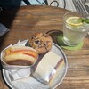 アドゥマン - ハムとチーズのホットサンド330、レモンクリームパン219、ブルーベリーとクリームチーズのマフィン418、グリーンアップルのレモネードs430