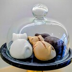 BROWN TABBY - 「秘密の後姿」フィナンシェをチョコレートコーティング。ギュッとくっついている姿は、うちの猫どもを思いだしてキャッ♡
