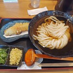 情熱うどん 荒木伝次郎 - 焼きあご黄金出汁のひやかけうどん～鯛ちくわ天ぷら付き～