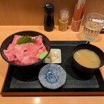 まぐろや相馬水産 - 本鮪の切り落とし丼（¥1480） 大盛り（¥110）