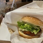 フレッシュネスバーガー - 料理写真:サルサバーガー 520円
コカコーラS 250円