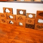本煉果子 炊蓮 isshin  - 和菓子の木型がいろいろ並べてある