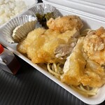 鶏笑 - 料理写真:鶏笑弁当は、唐揚げ(モモ1個、ムネ1個)、チキン南蛮1枚(甘酢とタルタルソースは別)