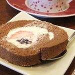 夢や - ランチのデザート・イチゴとブルーベリーかな？ロールケーキです。