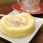 夢や - ランチのデザート・キウイの入ったロールケーキ