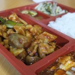 福香門 - 福香門のお弁当「鶏肉とタケノコ、イカとネギの辛めの炒め物」