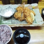 豚笑 - 手前左側のごはんが玄米です。