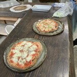 煉瓦堂朱とんぼ　いろり小屋 - シーフードピザとマルゲリータ