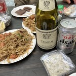 煉瓦堂朱とんぼ　いろり小屋 - 持ち込みシャブリと持ち込み（鉄板で調理）焼きそばと頼んだビール