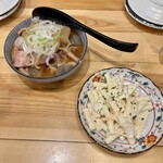 スミビトケムリ - モツ煮、マカロニサラダ
