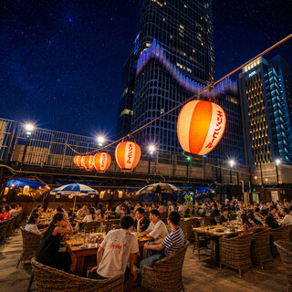 昼は青空、夜は街の灯りを感じながら