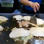 Okonomiyaki Yuuyuu - 鉄板上はところ狭しと調理中