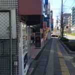 中華そば 幻六 - このあたりから良い香り。左折すぐが店舗