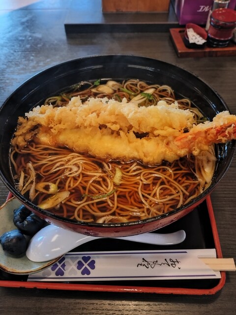洗面器！？のように巨大な器の穴子天丼』by うさのママ : そば処 小玉