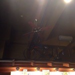 おつき屋 - 室内の屋根の上には何故か自転車が･･･