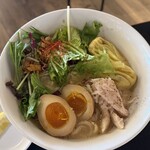 自由が丘 蔭山 - 料理写真:鶏白湯雲吞