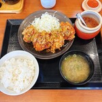 からやま - 料理写真:油淋鶏定食です、右奥にあるのは、なんとイカの塩辛の壺です