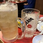 餃子屋 弐ノ弐 - ドリンク写真:左:ギガハイボール、右:メガハイボール