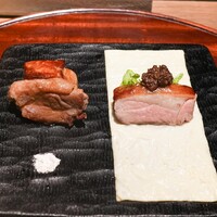 炭焼 TORI8 - メンチカツ、うすい豆とズッキーニ、上にオカヒジキ あいちがものもも肉の北京ダック、甜麺醤の味噌 ホロホロ鳥の白肝、紹興酒のタレ、和三盆塩