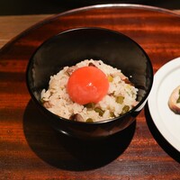 炭焼 TORI8 - 国産ニンニクの芽と鴨の炊き込みご飯、青梅のオイルでコンフィした卵黄 八幡巻き、浅漬け、大葉