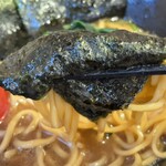 横浜家系ラーメン 本多家 - 海苔を巻いて