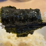 横浜家系ラーメン 本多家 - ライスに海苔を巻いて