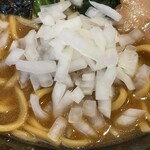 横浜家系ラーメン 本多家 - 無料サービスの玉ねぎ投入。