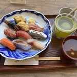 鮨喫茶 すすす - お味噌汁とお茶付き