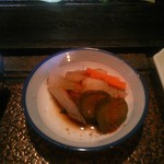 トーゴー - ピリ辛のお漬物はご飯が欲しくなります。