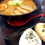 いちにいさん - いちにいさんラーメンとおにぎり。