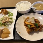 金蘭 - 酢豚セット 
(野菜煮物･サラダ･枝豆･鶏の唐揚･白飯･卵スープ)