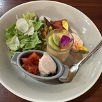武蔵新田 Bistro Un Dix - メジマグロのコンフィ、ラタトゥーユ、にんじんのババロア、エビのムース、サラダ