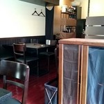Restaurant L'Etroit - 黒を基調とした店内