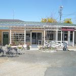にこ - カフェ、パン屋さん、ケーキ屋さんが並んでいます