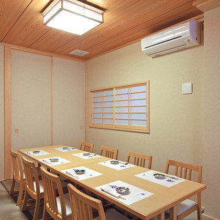 接待や会食など様々なシーンでご利用頂ける完全個室(喫煙可)