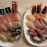 無添 くら寿司 - 料理写真:※ 回転寿司のテイクアウト、11皿で1500円台。味は平均点といったところだが、コスパは文句なし。運ぶ途中で崩れるリスクや、腹の調子を見つつ追加注文する店舗ならではの醍醐味がないのは難点だが、そのぶん酒代が浮くのがありがたい。家でトール缶からスタートし、最後は「十四代」をちびちび。この宅飲みへの贅沢なリレーができるなら、テイクアウトも大いにアリだ。