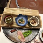 釜飯酔心 - 『前菜』左上から…じゅんさいともずく酢・宮崎産鮎の塩焼きといぶりがっこ緑酢・胡麻豆腐〜あずきのせ〜・さつま芋レモン煮・スナップえんどう・合鴨ロースト〜ビネグレットソース〜