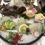 釜飯酔心 - 活鬼オコゼの活き造り5500円。