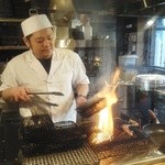 丸鶏本舗 つた屋 - お持ち帰りの「ひなどり炙り焼」を目の前で焼き焼きしてもらいました。撮影了承済